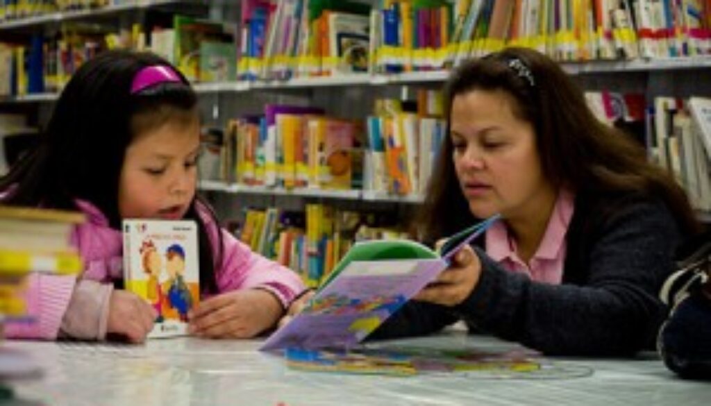 Recomendación: lea en voz alta a sus hijos recién nacidos