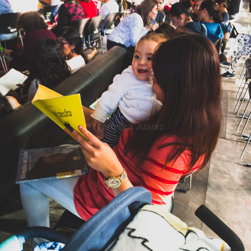Bebés, niñas y niños en la biblioteca pública