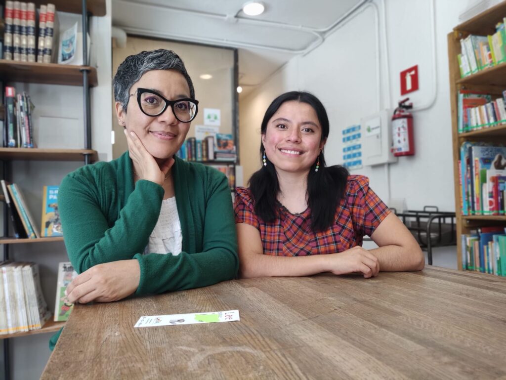 Abril y Verónica hablando de libros sobre aves
